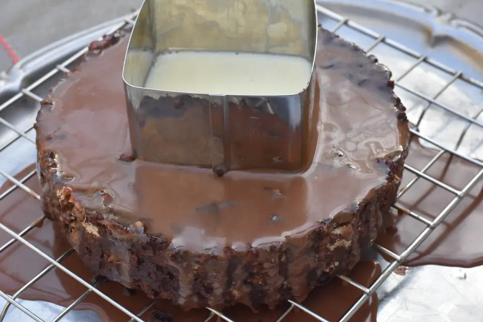 Tort de biscuiti cu glazura de ciocolata – etapa 7