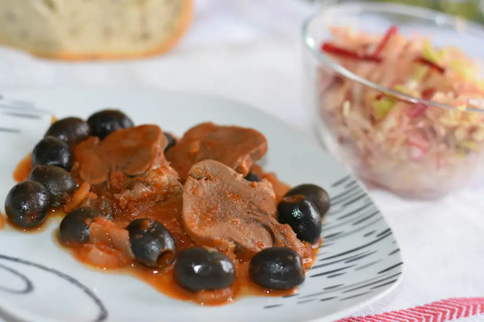 Limba de vita cu masline si sos de rosii – etapa 2