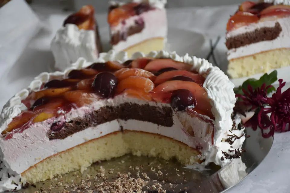 Tort cu frisca si crema de iaurt – etapa 3