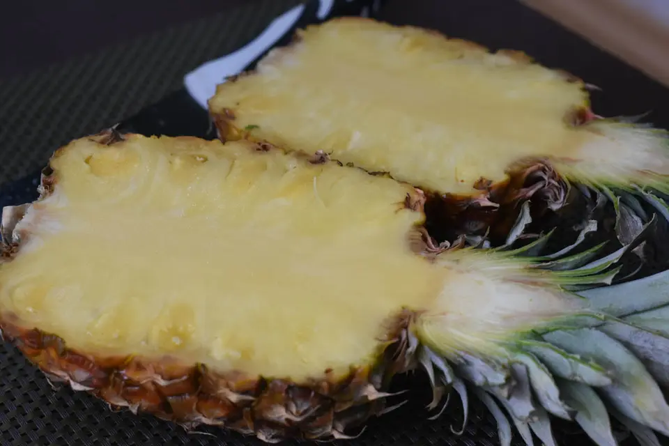 Salata de fructe in ananas – etapa 3