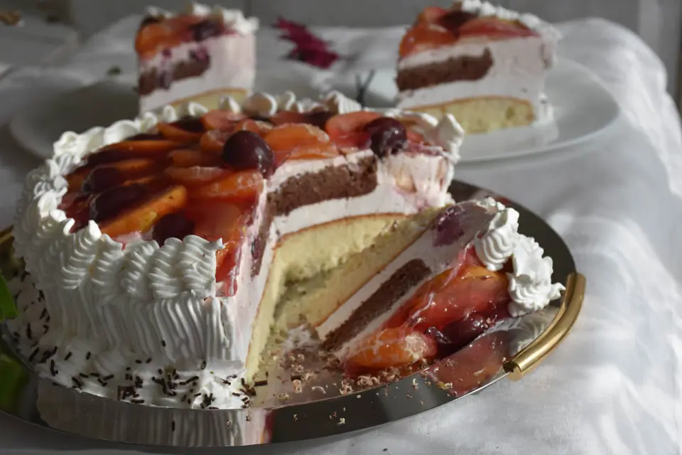 Tort cu frisca si crema de iaurt – etapa 2