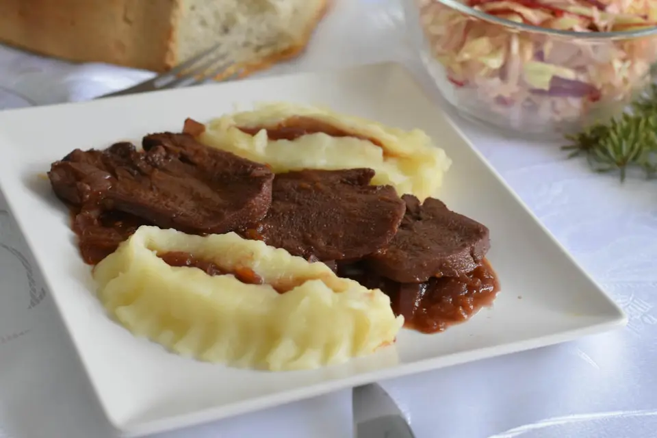 Limba de vita cu sos de rosii si vin – etapa 2