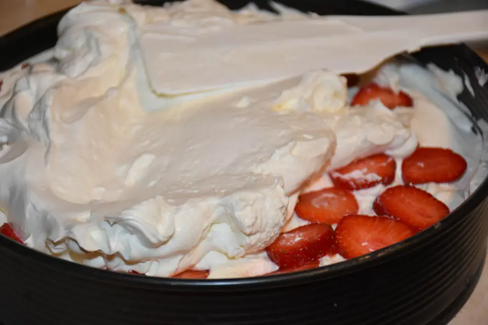 Cheesecake oreo cu capsuni – etapa 11