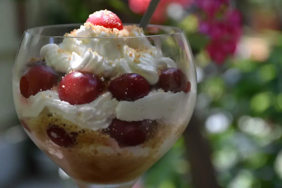 Desert la pahar cu crema de iaurt si visine – etapa 3