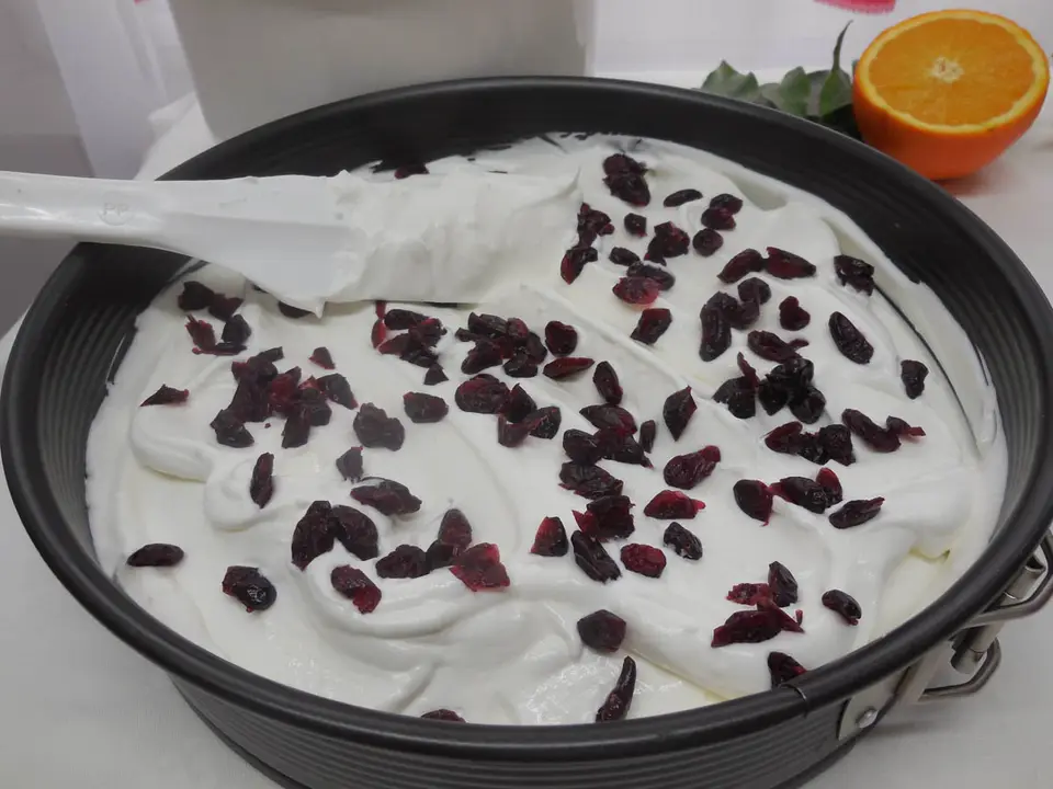Cheese cake reteta cu crema de iaurt si jeleu de portocale – etapa 6