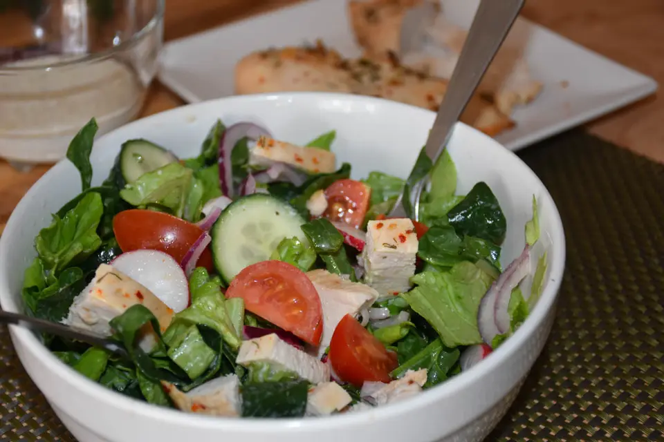 Salata cu piept de pui la cuptor – etapa 1