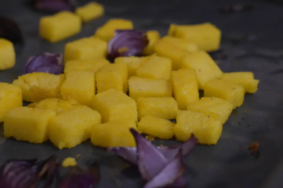 Salata de spanac cu ceapa rosie, avocado si crutoane de mamaliga – etapa 4