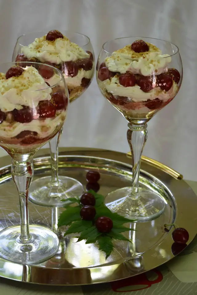Desert la pahar cu crema de iaurt si visine – etapa 2