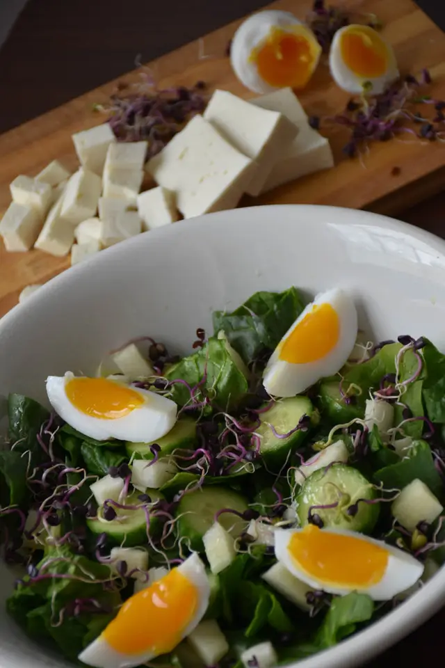 Salata de spanac cu oua si germeni de ridiche – etapa 2