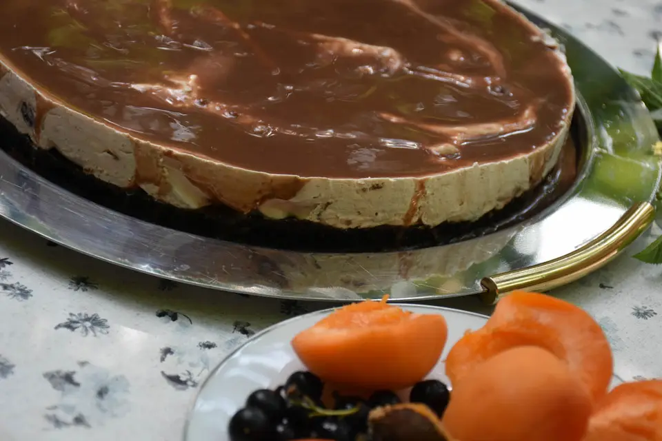 Cheesecake oreo cu caise si coacaze – etapa 5