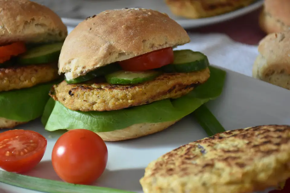 Burgeri din naut in chifla cu seminte – etapa 3