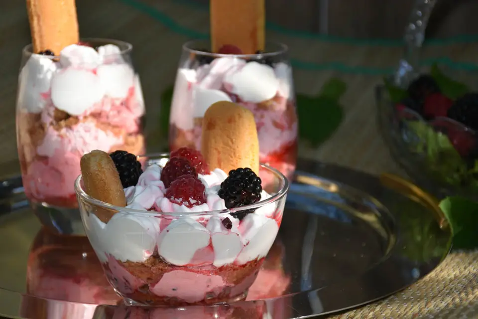 Desert la pahar cu frisca si fructe de padure – etapa 5