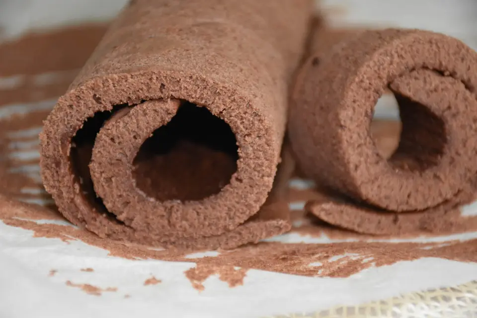 Rulada de cacao cu crema de branza si zmeura – etapa 4