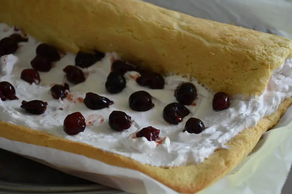 Rulada de vanilie cu frisca si cirese amare – etapa 7