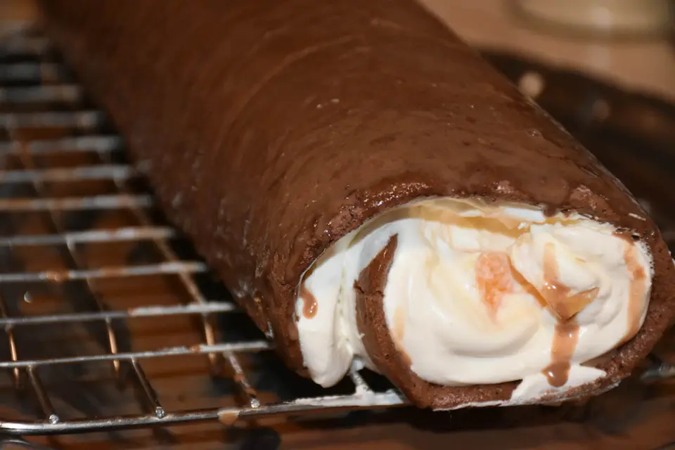 Rulada de cacao cu crema de vanilie si portocale – etapa 6