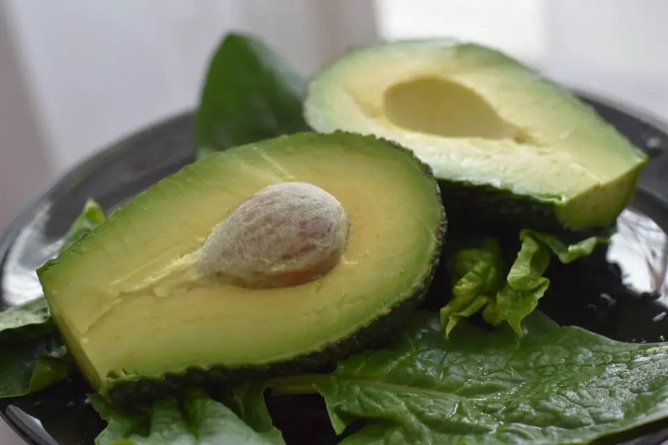 Salata de spanac cu ceapa rosie, avocado si crutoane de mamaliga – etapa 2