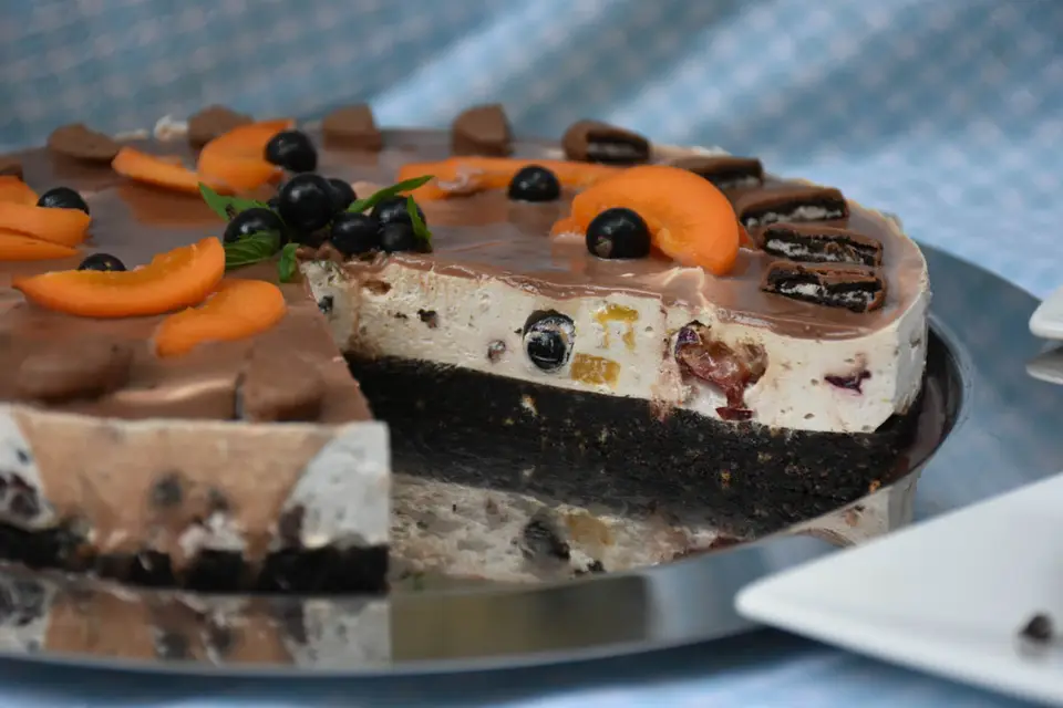 Cheesecake oreo cu caise si coacaze – etapa 2