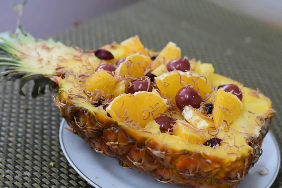Salata de fructe in ananas – etapa 2
