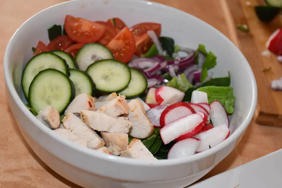 Salata cu piept de pui la cuptor – etapa 2