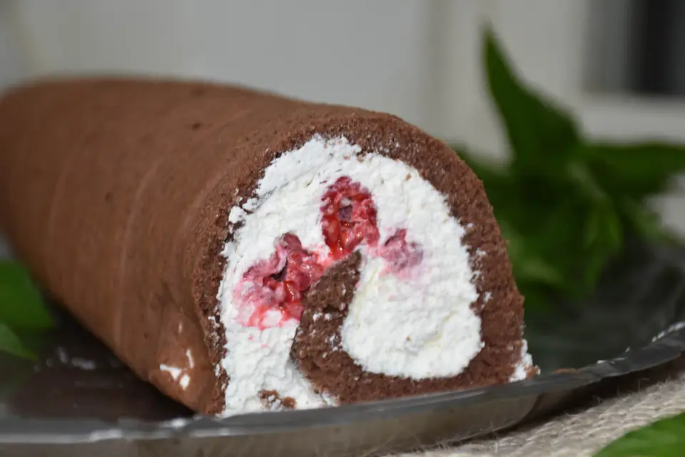 Rulada de cacao cu crema de branza si zmeura – etapa 6