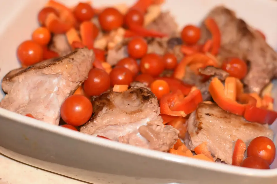 Coaste de porc la cuptor cu sos de rosii – etapa 3