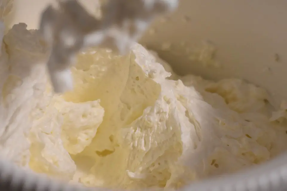 Crema cu mascarpone si frisca lichida – etapa 4