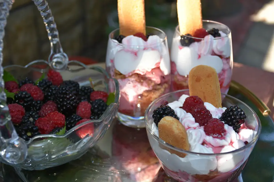 Desert la pahar cu frisca si fructe de padure – etapa 6