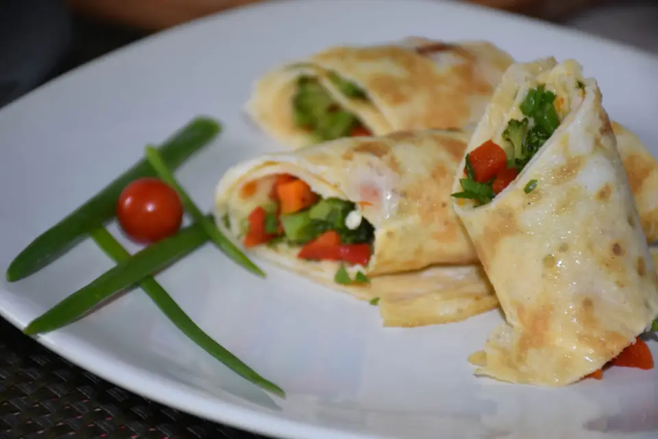Rulouri din omleta cu legume – etapa 4