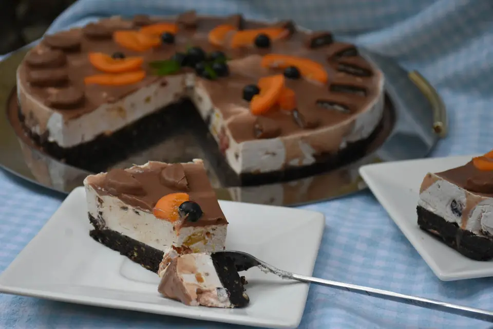 Cheesecake oreo cu caise si coacaze – etapa 3