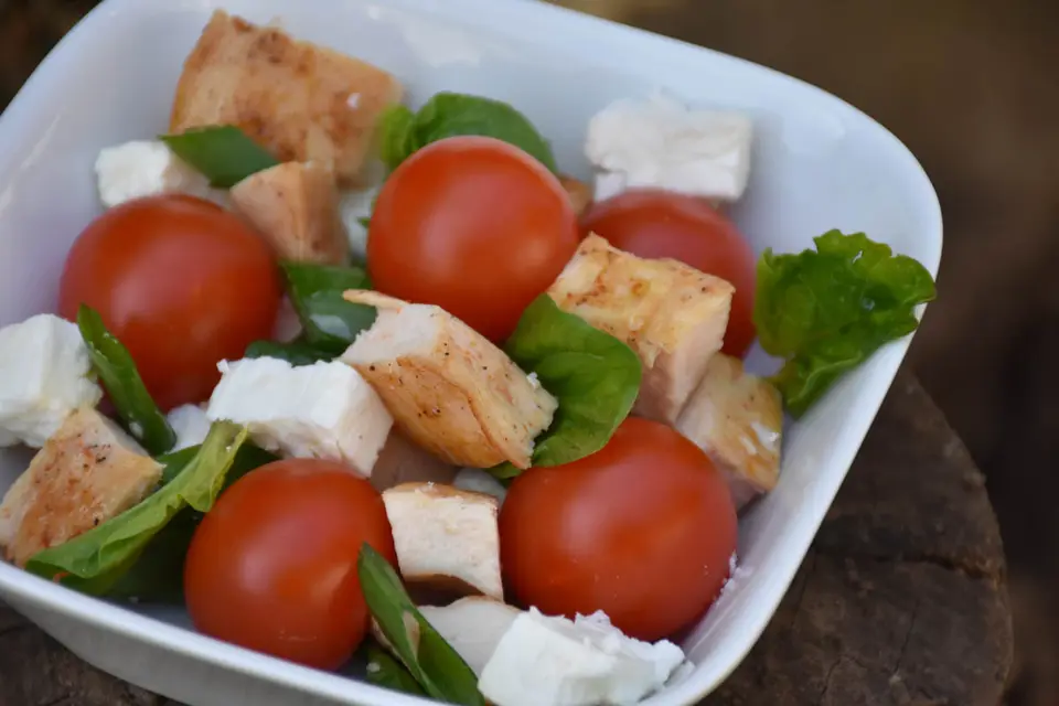 Salata cu piept de pui si rosii cherry – etapa 2