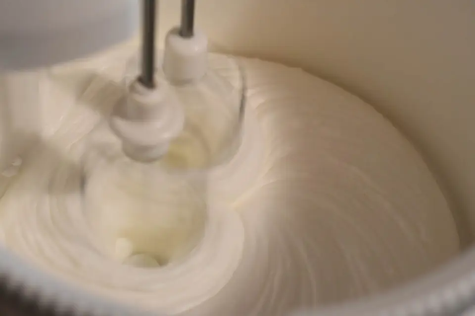 Crema cu mascarpone si frisca lichida – etapa 3