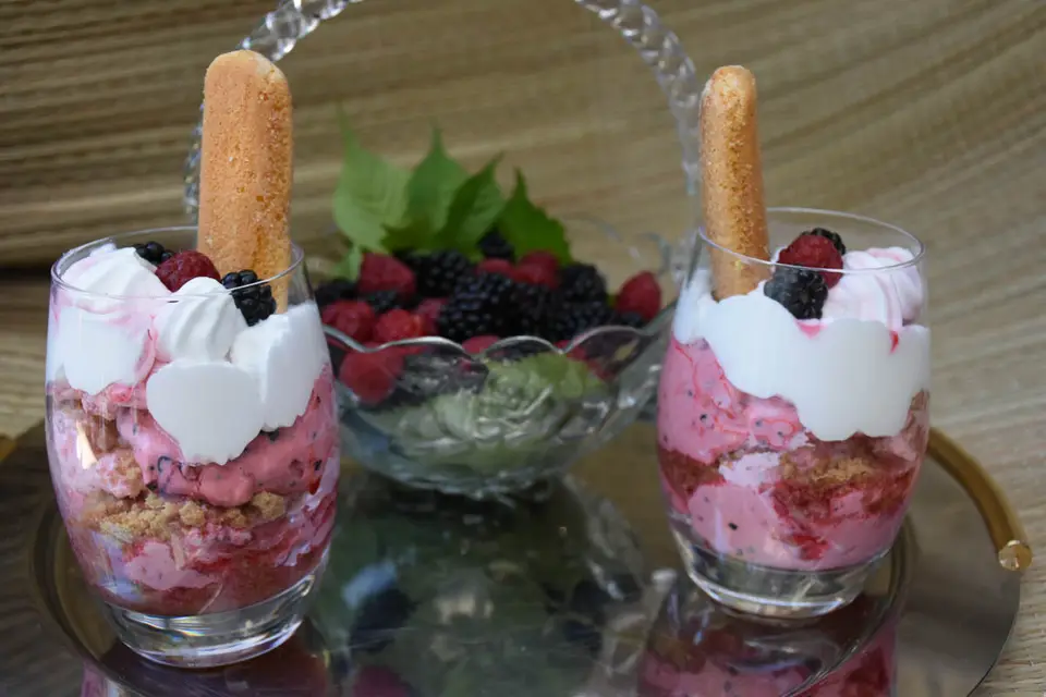 Desert la pahar cu frisca si fructe de padure – etapa 2