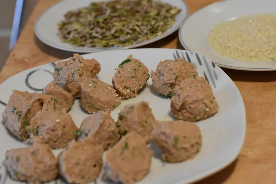 Biluțe din pate vegetal cu semințe – etapa 3