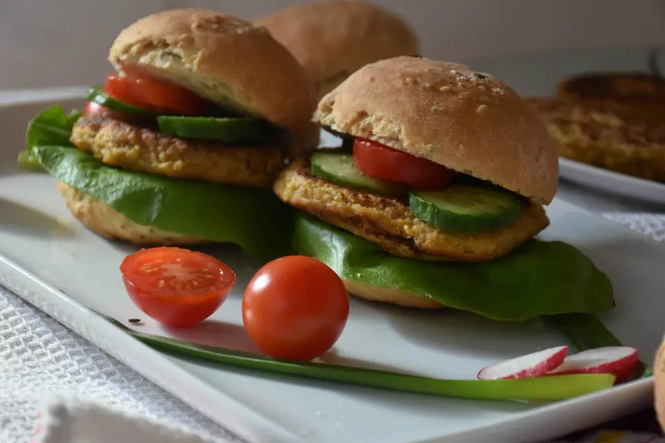 Burgeri din naut in chifla cu seminte – etapa 1