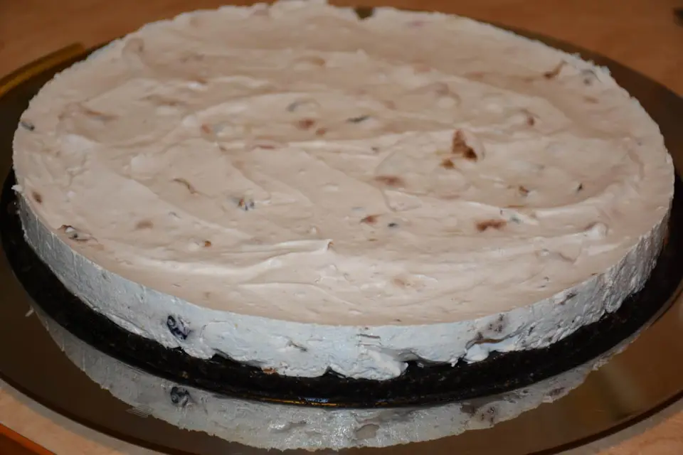 Cheesecake oreo cu caise si coacaze – etapa 3