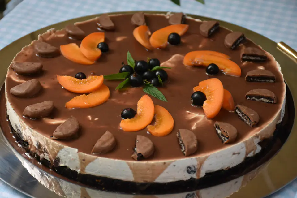 Cheesecake oreo cu caise si coacaze – rețetă