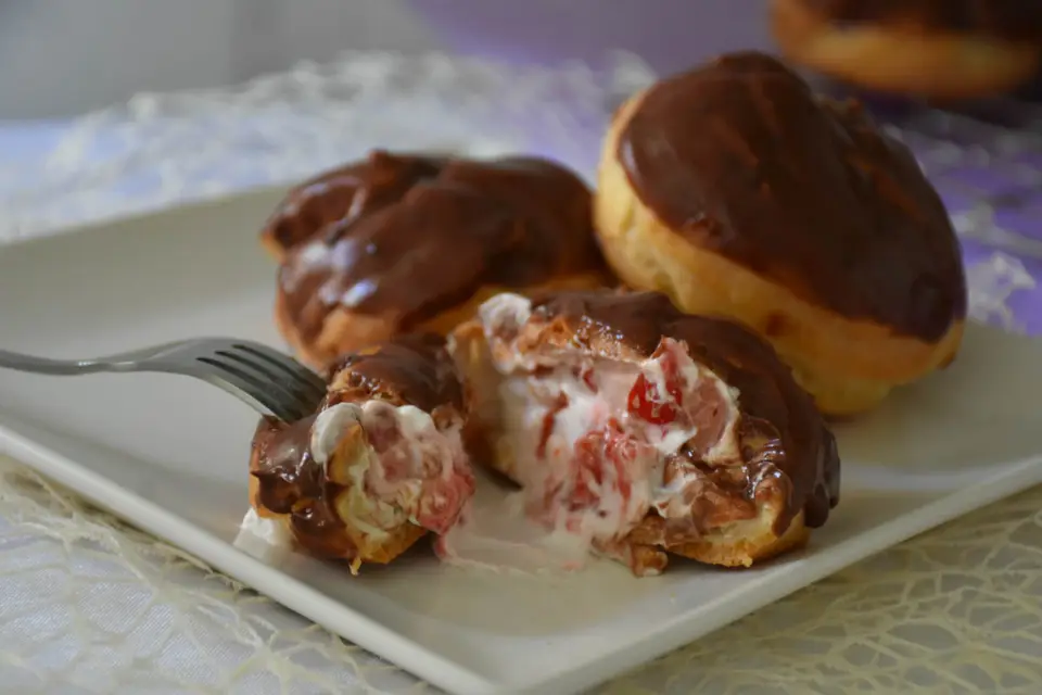 Choux a la creme cu cremă de vanilie și căpșuni – etapa 1