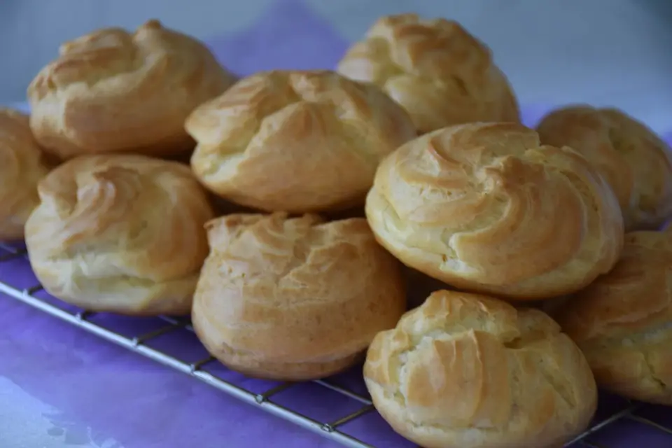 Choux a la creme cu cremă de vanilie și căpșuni – etapa 3