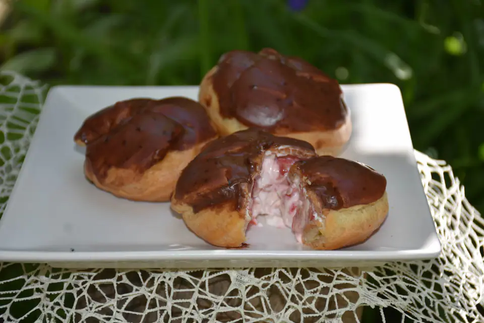Choux a la creme cu crema de vanilie si capsuni – rețetă