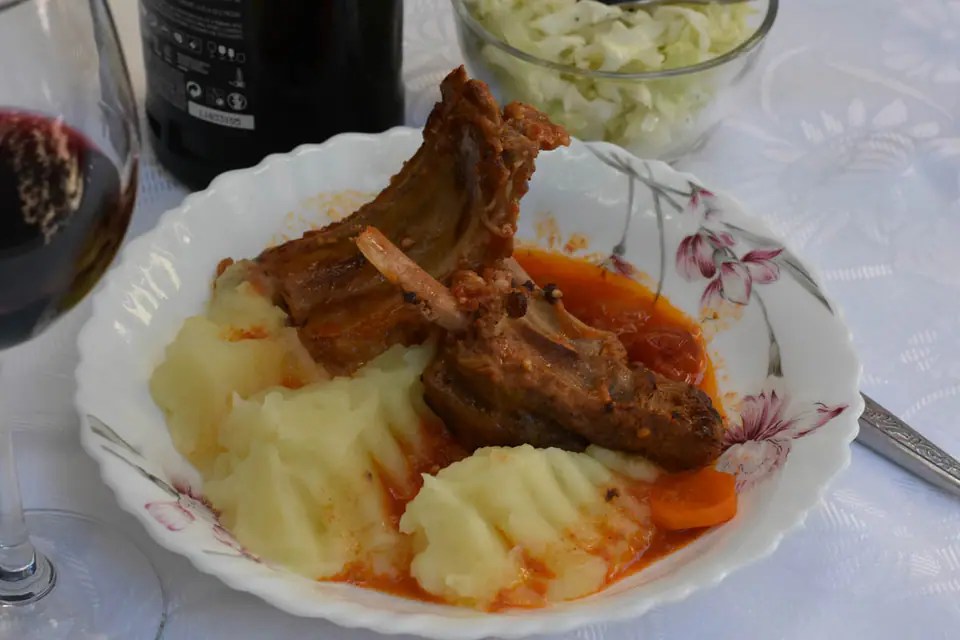 Coaste de porc la cuptor cu sos de rosii – rețetă
