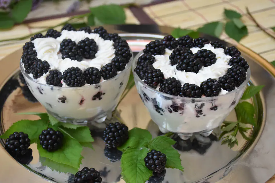 Desert la pahar cu Crema de branza si mure – rețetă