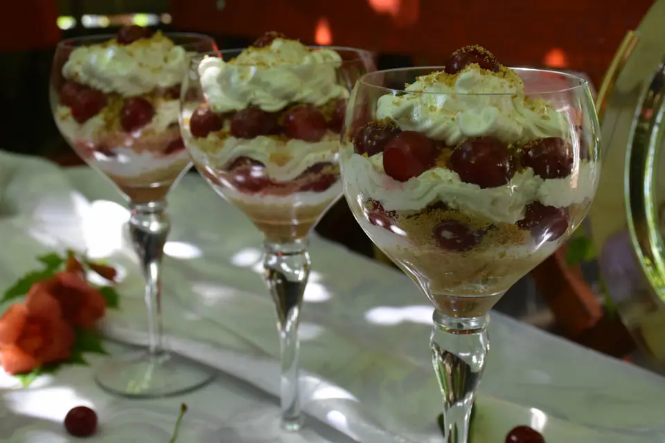 Desert la pahar cu crema de iaurt si visine – rețetă