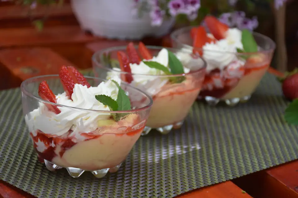 Desert la pahar cu crema de vanilie si capsuni – etapa 1