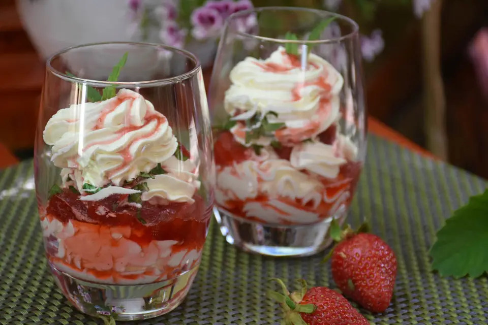 Desert la pahar cu crema de vanilie si capsuni – etapa 2