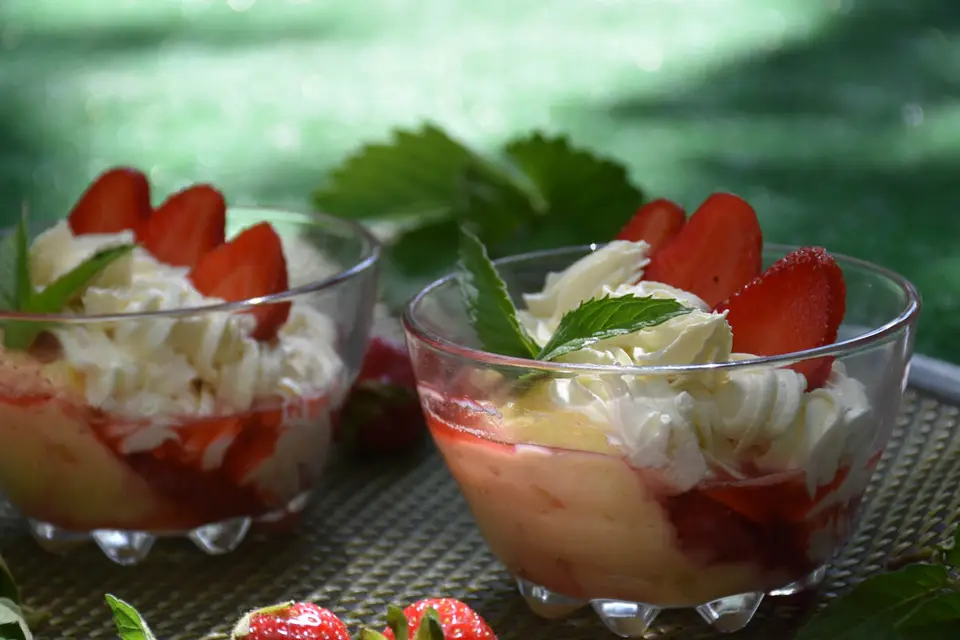Desert la pahar cu crema de vanilie si capsuni – etapa 3