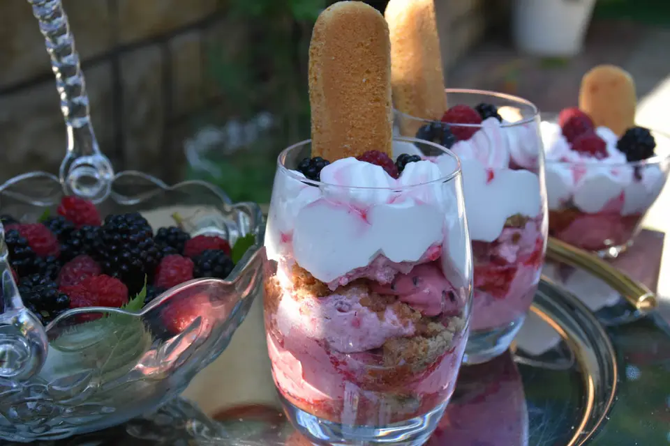 Desert la pahar cu frisca si fructe de padure – etapa 2