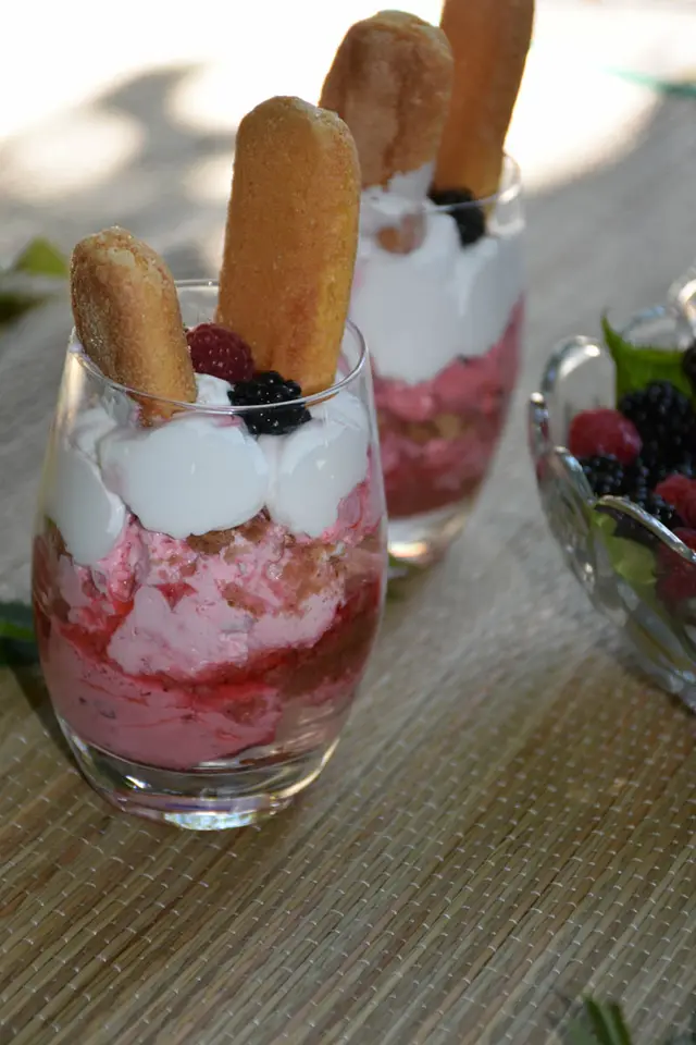Desert la pahar cu frisca si fructe de padure – etapa 3