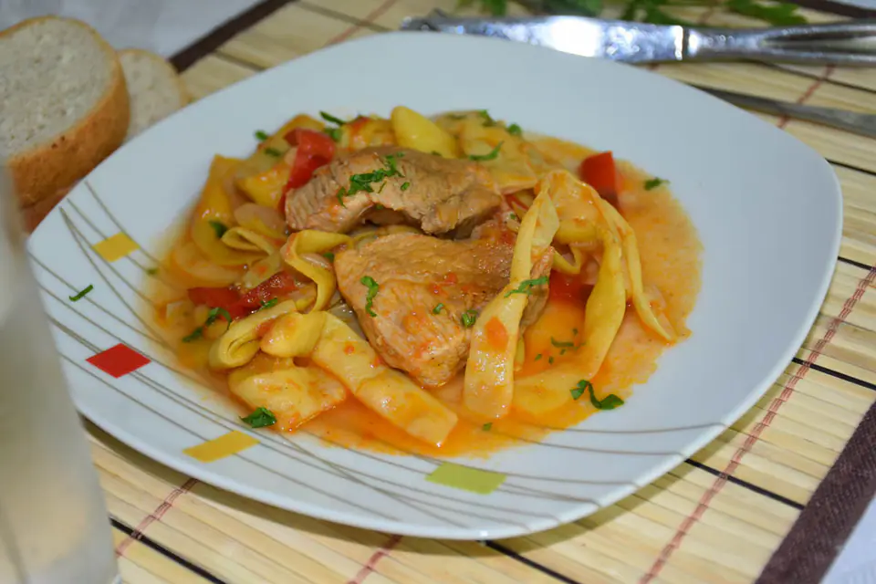 Fasole galbena pastai cu carne de porc – rețetă