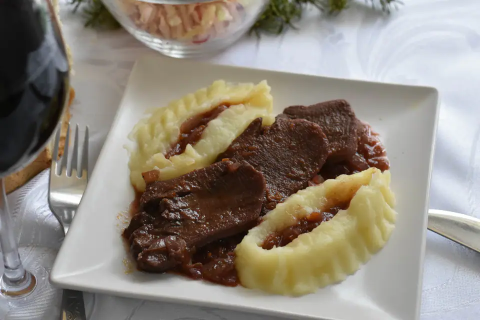 Limba de vita cu sos de rosii si vin – rețetă