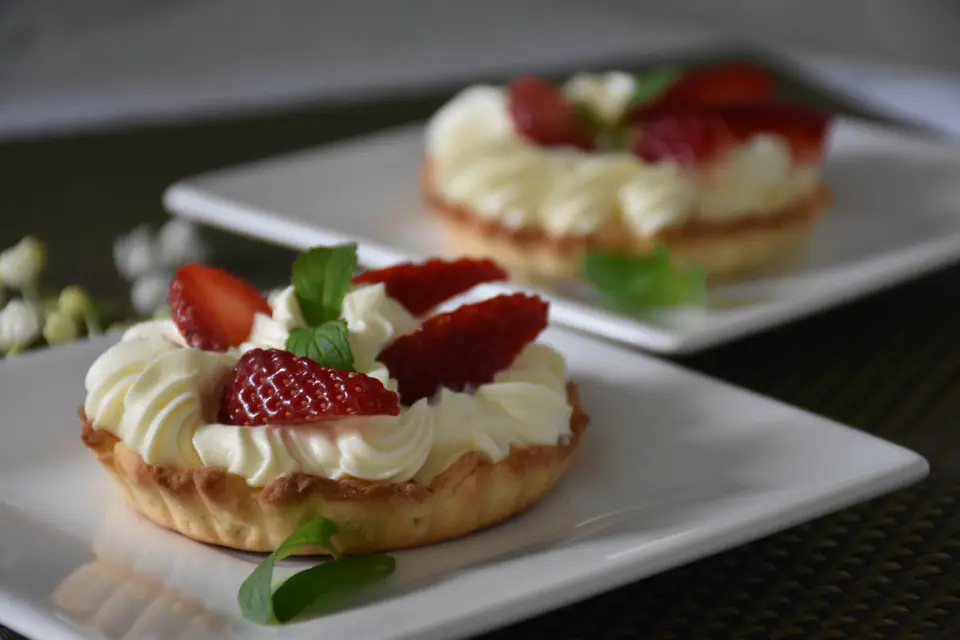 Mini tarte cu capsuni si crema de vanilie – rețetă